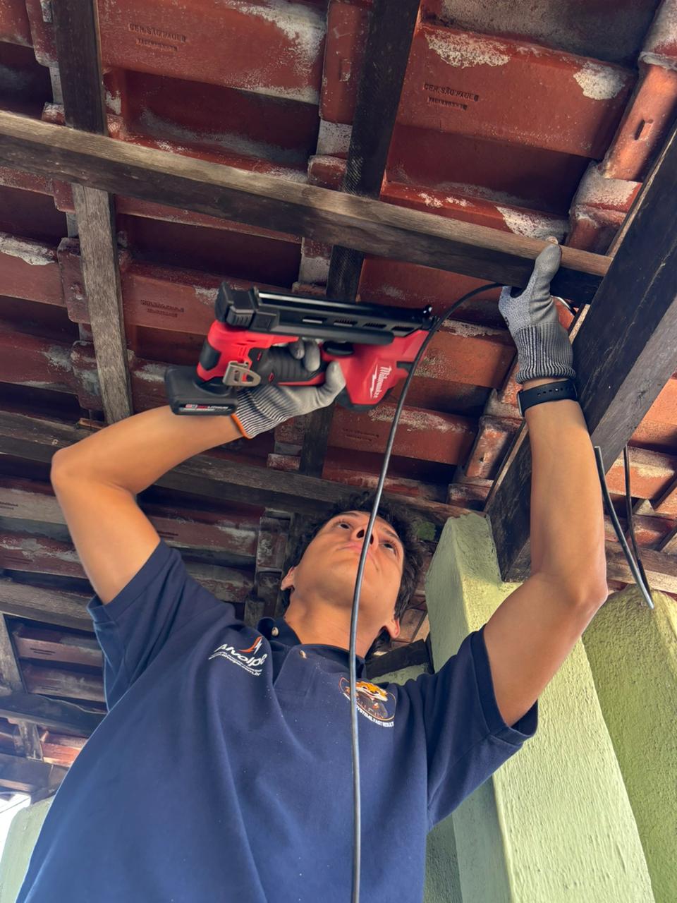 Nicolas — sócio Alvolpe, instalando câmera